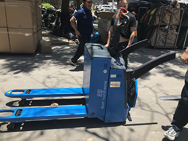 新能源叉車引領(lǐng)者:比亞迪步行式/站駕式托盤搬運車