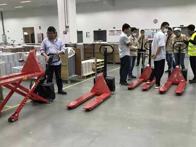 電動高升程搬運車交付使用,感謝廠家羅總親自跟客戶講解操作方法!