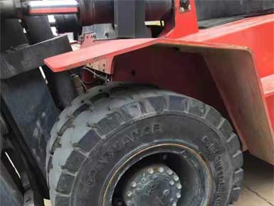 前進實心輪胎825-15,6條實心輪胎已全部安裝到叉車上