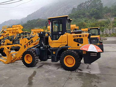 恭喜羅總喜提新車，山宇裝載機940走起，山宇重工，助您成功！